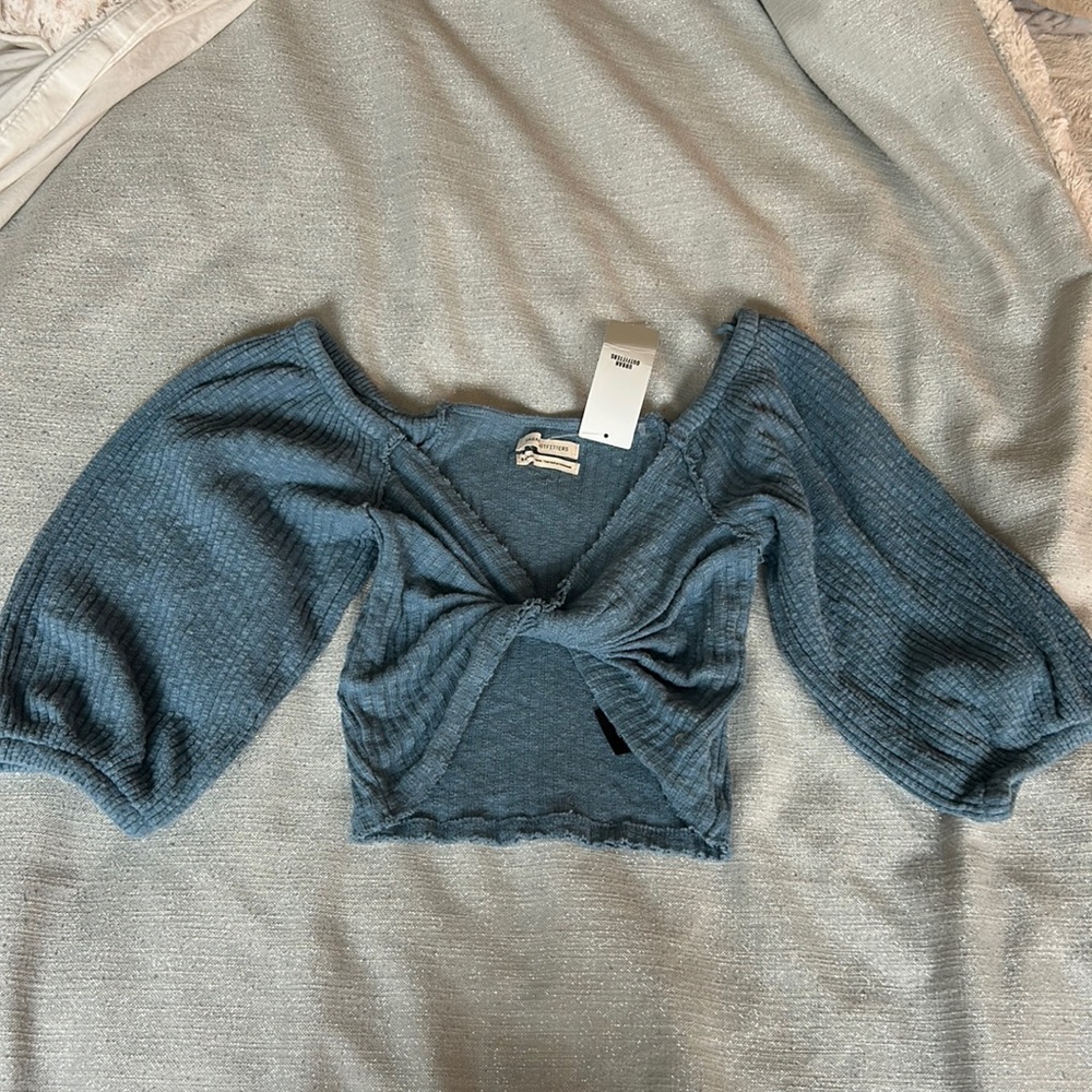 Urban Outfitters Cropped 3/4 quarter sleeve top, size small;new with tags